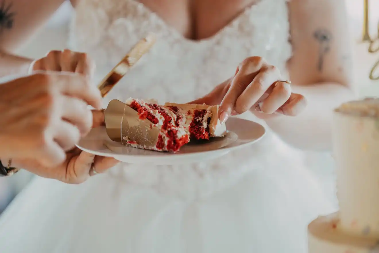 Krájení dortu – red velvet s krémem ze smetanového sýra