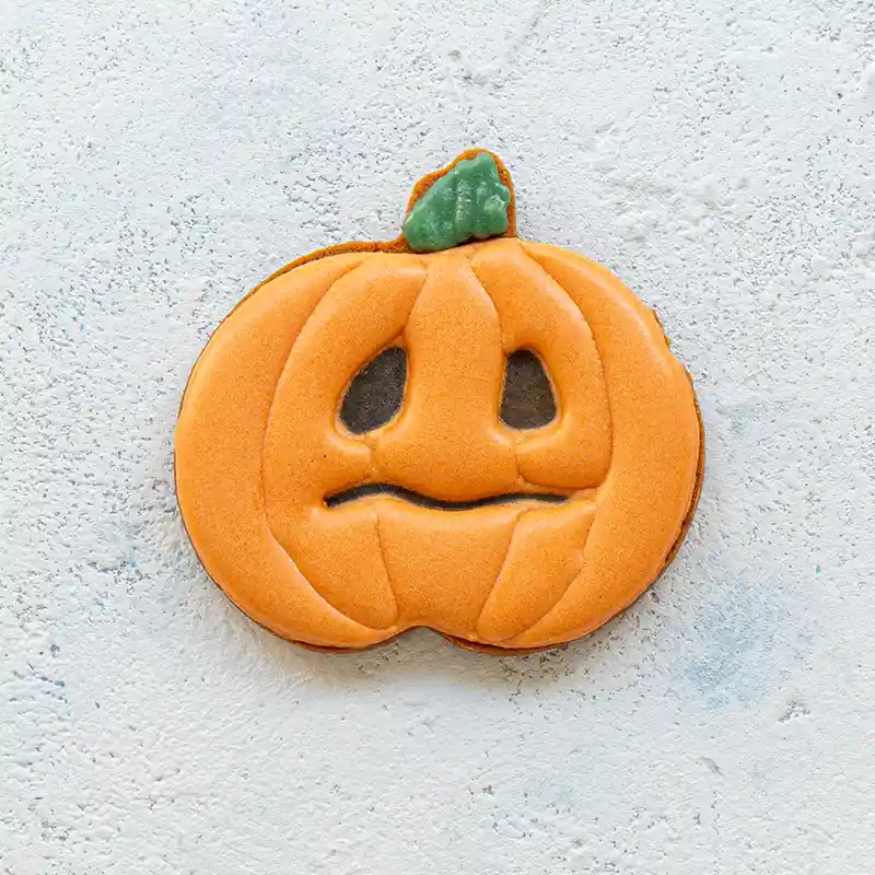 Ručně zdobený medový perníček ve tvaru halloweenské dýně od Dortoff Nymburk