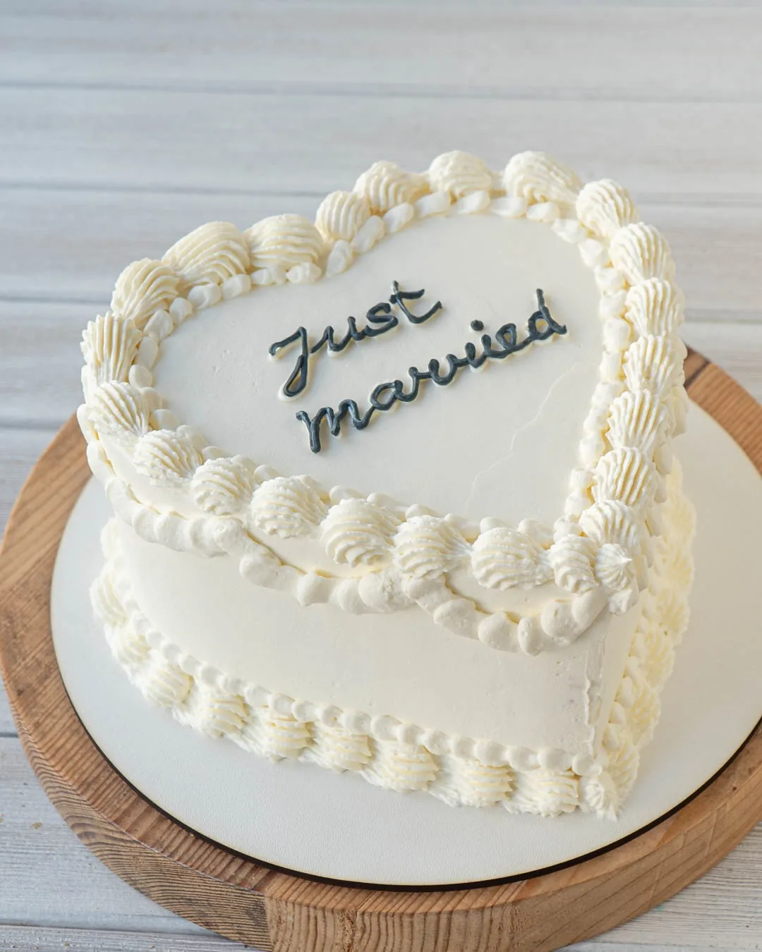 🎂✨ Malý svatební dort (1,5 kg) + roztomilé cupcakes pro hosty. Skvělá a sladká alternativa k obřímu dortu – pokud si to novomanželé přejí! 💕🧁