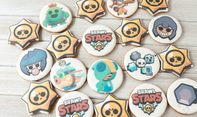 Zdobené perníčky s kvalitním jedlým tiskem s motivem hry Brawl Stars, logem a postavičkami Spike a Leon od Dortoff.