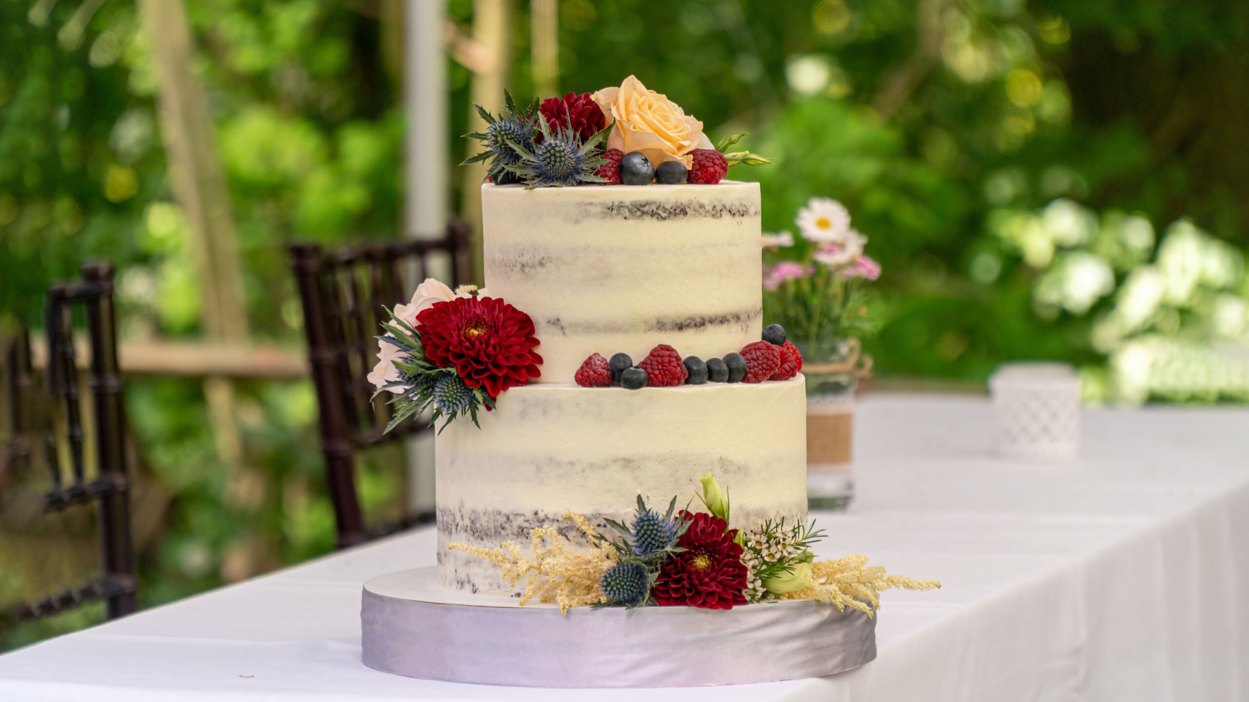 Dvoupatrový svatební dort s květinami