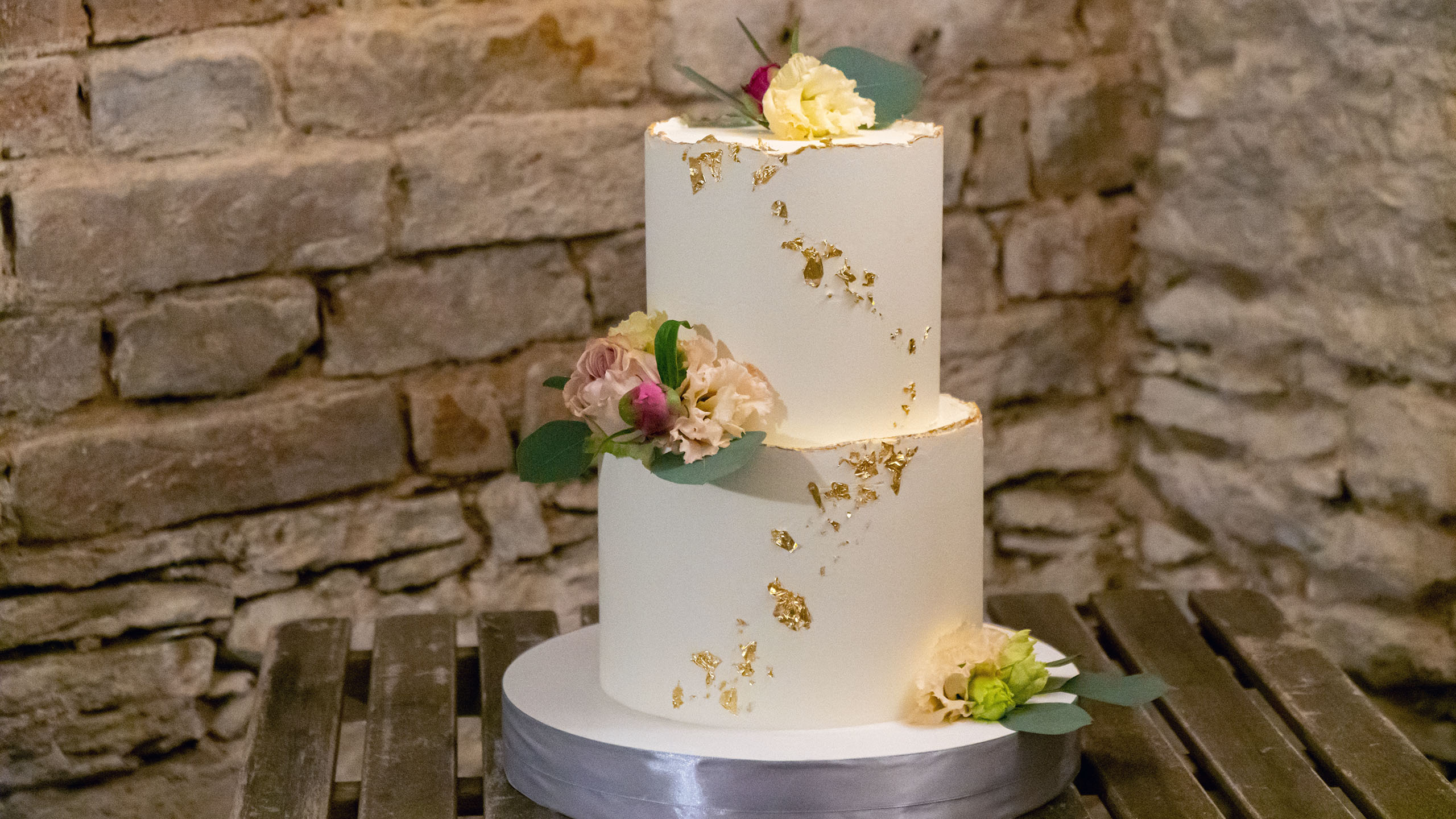 Dvoupatrový svatební dort s květinami a zlatem