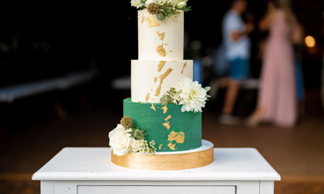 Svatební dort s květinami