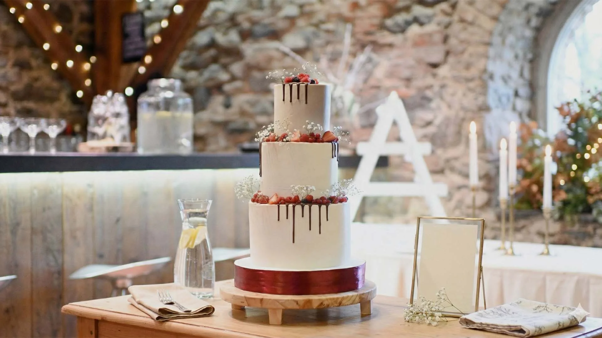 Svatební dort s květinami