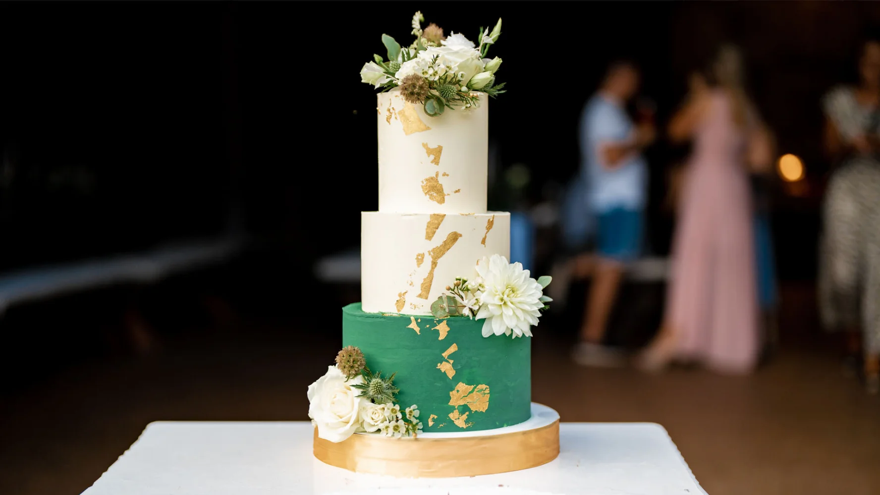 Svatební dort s květinami